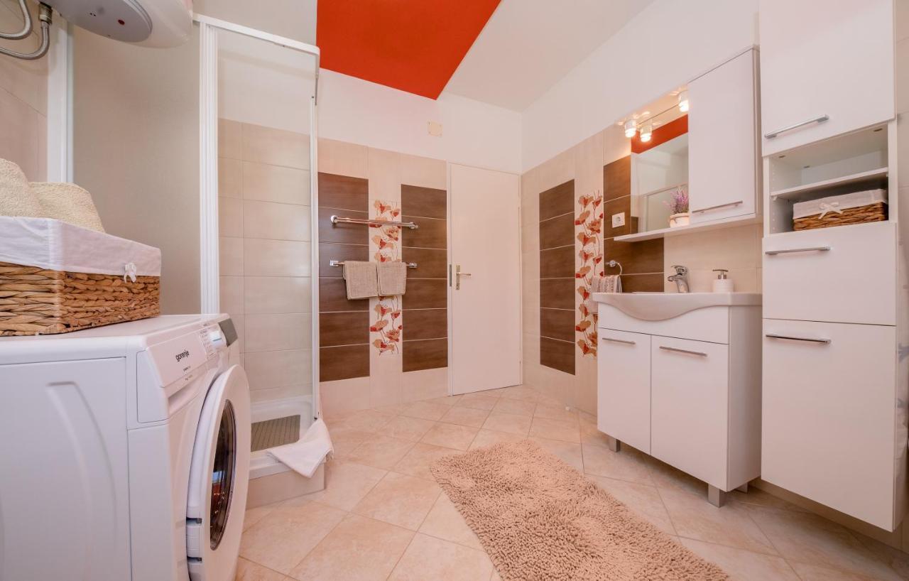 Apartments Luka ราบ ภายนอก รูปภาพ