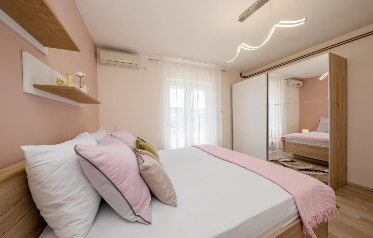 Apartments Luka ราบ ภายนอก รูปภาพ