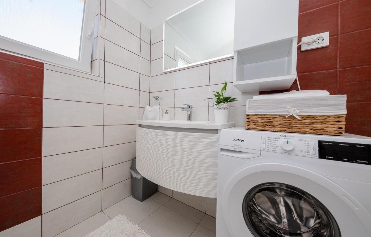 Apartments Luka ราบ ภายนอก รูปภาพ