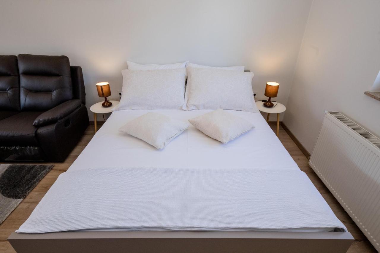 Apartments Luka ราบ ภายนอก รูปภาพ