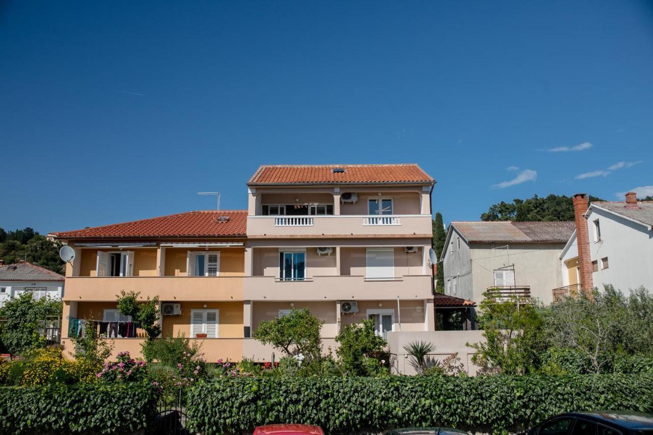 Apartments Luka ราบ ภายนอก รูปภาพ