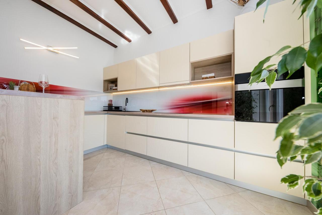 Apartments Luka ราบ ภายนอก รูปภาพ